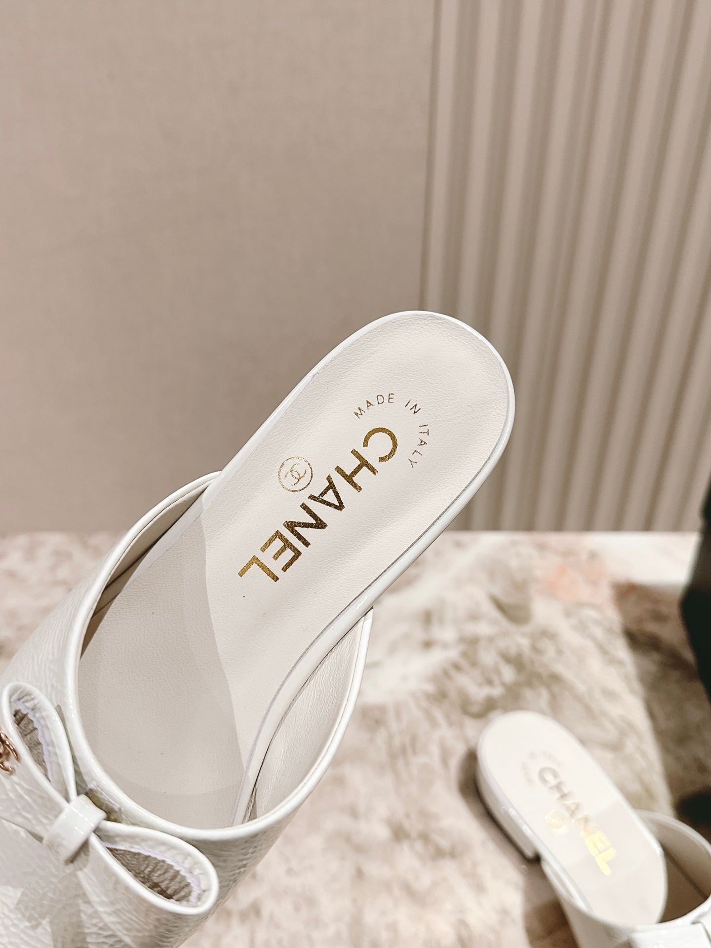 CHANEL FLAT MULES 25S IN WHITE PATENT LEATHER