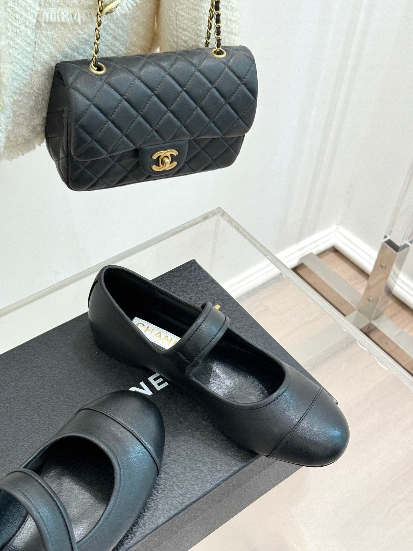 CHANEL FLAT SHOES IN BLACK LAMBSKIN GOLD HARDWARE