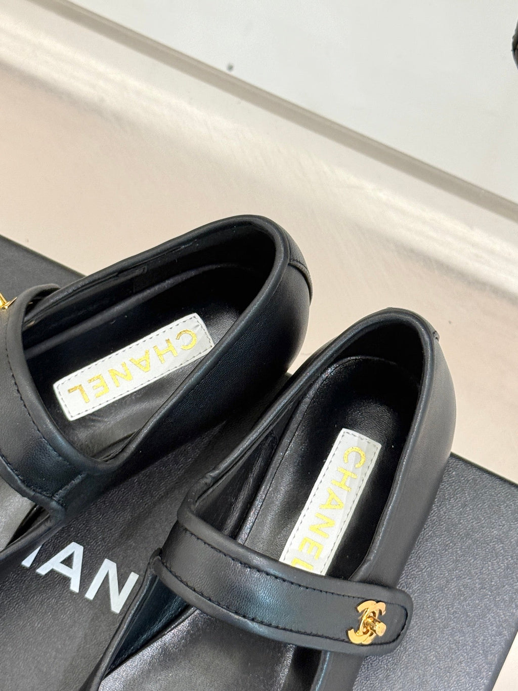 CHANEL FLAT SHOES IN BLACK LAMBSKIN GOLD HARDWARE