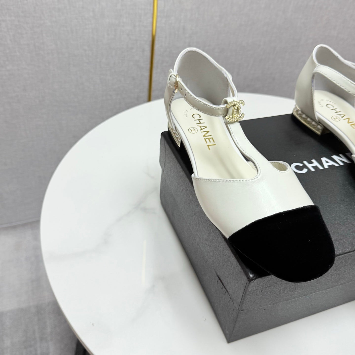 CHANEL MARY JANE 25S IN WHITE LAMBSKIN AND BLACK SUEDE WITH PEARL HEEL