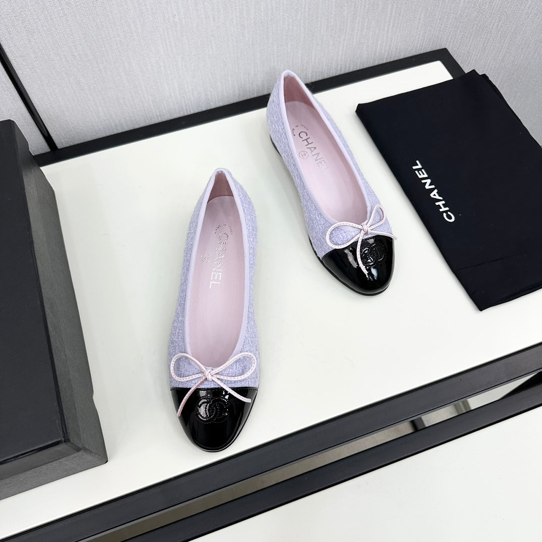 CHANEL BALLET FLATS IN POWDER BLUE TWEED AND BLACK CALFSKIN