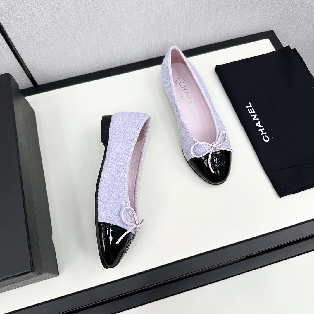 CHANEL BALLET FLATS IN POWDER BLUE TWEED AND BLACK CALFSKIN